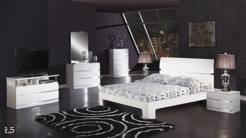 Ciemne łóżko z tapicerowanym zagłówkiem